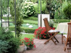 Piękny ogród małym kosztem – to możliwe prace ogrodowe
