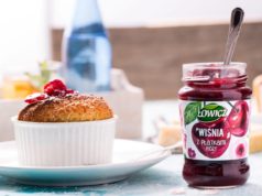 Suflet serowy z dżemem wiśniowym z płatkami róży suflet serowy z dżemem