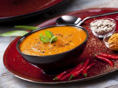 Zdrowy smak natury: sycący krem z batatów i pieczonej papryki z pastą z pestkami słonecznika, suszonymi pomidorami i bazylią zupa krem papryka