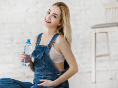 Odpowiednie nawodnienie niezbędne w ciąży i podczas karmienia woda w ciąży