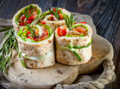 Wytrawny finger food – Łososiowe rollsy z warzywami Łososiowe rollsy z warzywami