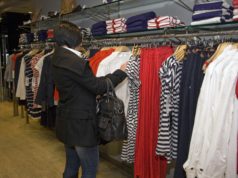 Wyprzedaż odzieży – zalety kupowania ubrań podczas posezonowych promocji wyprzedaż posezonowa