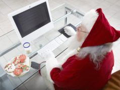 Jak zaplanować wydatki świąteczne? Mikołaj przy komputerze