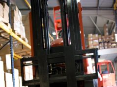 Kto może prowadzić wózki widłowe? Wózek widłowy