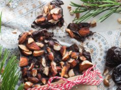 Wegańska czekolada ze śliwkami kalifornijskimi i prażonymi migdałami – jadalny prezent