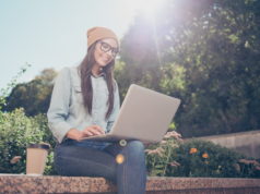 Komputer w drodze – jaki model wybrać jako towarzysza podróży? Kobieta z komputerem