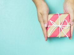 Prezent dla przyjaciółki – jaki drobiazg będzie najlepszą niespodzianką na urodziny ? Kolorowy prezent dla przyjaciółki