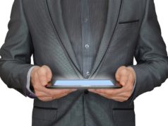 Nazwa domeny – jak wybrać najlepszą? Mężczyzna z tabletem