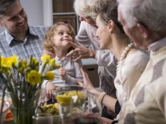 Recepta na udane święta – czyli tematy, których lepiej unikać przy wielkanocnym stole rozmowy przy wielkanocnym stole