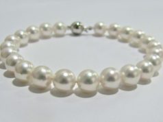 Bransoletki z pereł – biżuteria, która nie wychodzi z mody Bransoletka z pereł