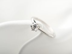 Na co zwracać uwagę kupując pierścionek zaręczynowy? Pierścionek zaręczynowy