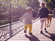 Lato – chwila wytchnienia dla organizmu dziecka? Dzieci podczas spaceru