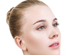 5 podpowiedzi, jak pielęgnować skórę mieszaną Kobieta z kremem pod oczy