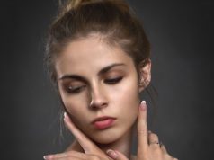 Jak dobrać odpowiedni podkład? Sposoby na nieskazitelną cerę Kobieta