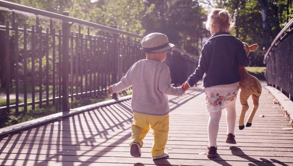 Dzieci na mostku w parku