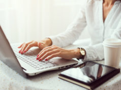 Manicure do pracy – podpowiadamy, na jakie kolory stawiać! Paznokcie do pracy