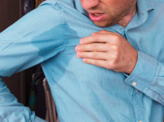 Nie masz klimatyzacji? Sprawdź, jak radzić sobie z upałami Mężczyzna poci się