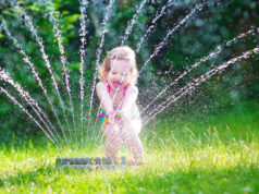 Jak wybrać idealny zraszacz ogrodowy? Dziecko i zraszacz ogrodowy