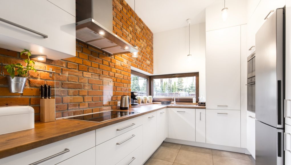 Biała ładnie urządzona kuchnia