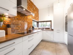 Szyk i elegancja w twojej kuchni – chłodziarki i lodówki 2018 Biała ładnie urządzona kuchnia