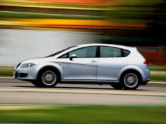 Wynajem samochodów w Krakowie – 5 rad jak wynająć auto i nie przepłacić Szary osobowy samochód