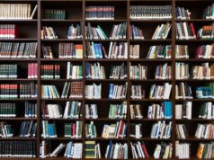 Dlaczego warto wybierać księgarnie internetowe? Regał z książkami