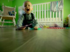 Dywany do pokoju dziecka – bajkowe i bezpieczne Dziecko raczkuje na podłodze