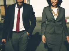 Jak zapuścić i prawidłowo dbać o brodę? Kobieta i mężczyzna z brodą