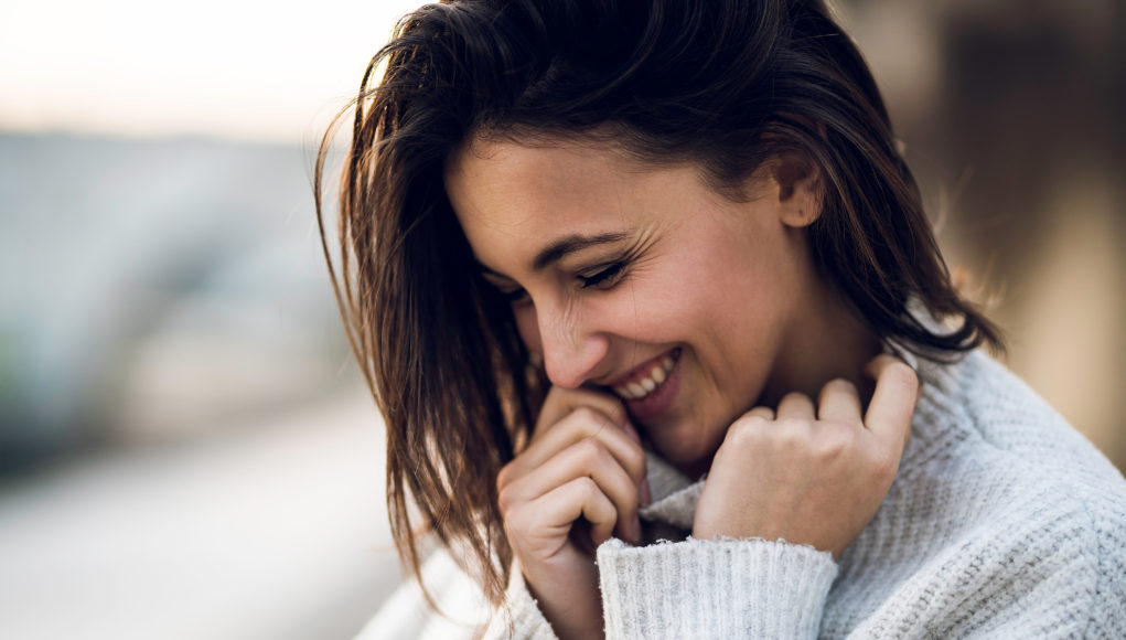 Kobieta ubrana w ciepły sweter