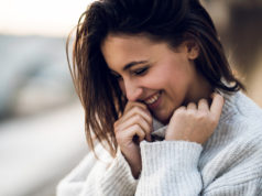 Ciepłe swetry idealne na chłodniejsze dni Kobieta ubrana w ciepły sweter