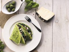 Naleśniki bazyliowe faszerowane blanszowanym szpinakiem i serem kozim