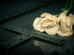 Profesjonalne usługi pogrzebowe – gdy przychodzi kres… Czarna płyta nagrobna