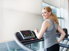 Odchudzanie na bieżni w ziemi: zrzuć 5 kg w miesiąc – to możliwe Kobieta trenuje na bieżni