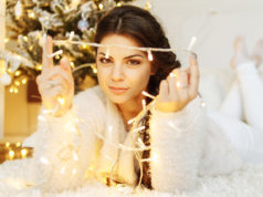 Jak się ubrać na Wigilię, Święta i Sylwestra? Kobieta ubiera choinkę