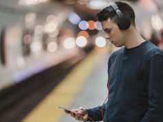 Dlaczego warto mieć smartfona Samsung Galaxy S9? Chłopak ze smartfonem w metrze