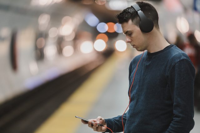 Chłopak ze smartfonem w metrze Chłopak ze smartfonem w metrze