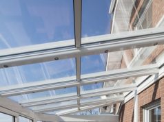 Jak powstaje szkło i czy warto je stosować do wykańczania domów? Dom ze szklaną zabudową