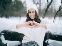 Jak dbać o dłonie i paznokcie zimą? pielęgnacja dłoni zimą