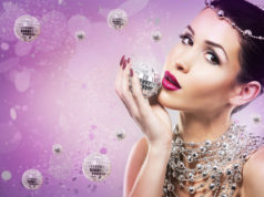 Jak pomalować paznokcie na imprezę? 5 propozycji! Kobieta w imprezowym nastroju z pomalowanymi paznokciami