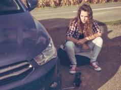 Co powinna wiedzieć kobieta odwiedzając warsztat samochodowy? kobieta u mechanika