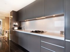 Meble stalowe w mieszkaniu? Ten trend w aranżacji wnętrz zyskuje coraz większe uznanie Meble stalowe