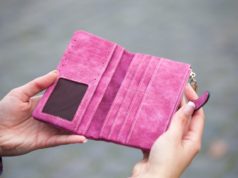 Elegancki portfel damski na prezent – czym się kierować przy zakupie?