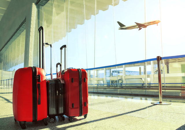 Trzy walizki na lotnisku