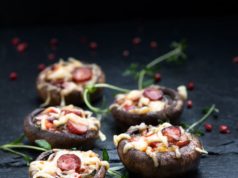 Wytrawne pieczarki faszerowane frankfurterkami, serem i papryką