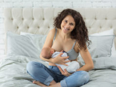 Jakie witaminy należy suplementować w okresie laktacji? Sprawdź! Kobieta karmi piersią