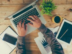 Grafik pracy online – koniec ze żmudnym układaniem grafików Mężczyzna układa grafik pracy online