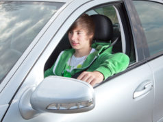 Co to jest minicasco i kiedy warto je wybrać? Młody kierowca w srebrnym samochodzie