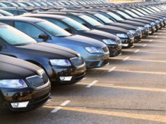 Co umożliwiają tachografy cyfrowe IV generacji, które pojawią się w tym roku? Parking pełen samochodów