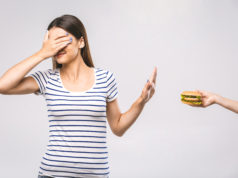 Unikaj tłuszcze trans: to jest niebezpieczne! Kobieta nie chce fast food