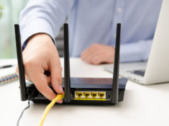 Czy wi-fi i promieniowanie sieci komórkowych szkodzi zdrowiu? Mężczyzna wpina kabel do routera